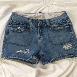 DISTRESSED JEAN SHORTS
